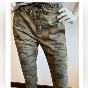 Bevy Flog Shely Original Camouflage pull on Pants size 24
